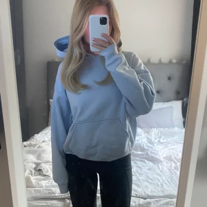 Blå hoodie  - Sååå fin färg!!