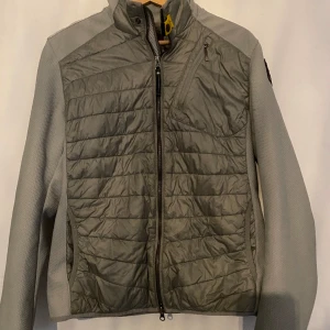 Parajumper cardigan - Det är en väldigt fin parajumper cardigan i unik färg. Köpt på miinto för runt 4300 och inte jätteandvänd då jag fick den i julklapp. Jag har kvitto och box, kom dm för mer bilder eller om ni undrar nått.