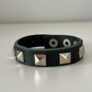 Grönt läder med silverfärgade nitar🌟 - Finns flera i lager! Handgjort armband av spilläder 