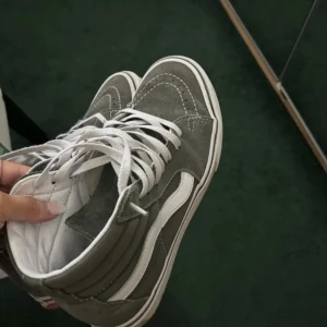 Gröna höga vans  - Säljer mina höga gröna vans, sparsamt använda och har inga synliga defekter. Så bra skick, som man kan se på bilden. 