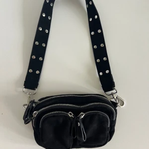 Handväska  - Superfin handväska som är perfekt till många tillfällen. Den är i perfekt storlek och matchar outfitsen jättebra. I facket längst bak finns även en ficka med dragkedja. Skriv bara om ni undrar något.🥰