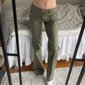 Gröna h&m jeans  - Eftertraktade och populära cargo jeans från h&m. I fint skick! storlek 34 men passar även 36. Vill du köpa trycker du på köp nu, jag postar inom 24h