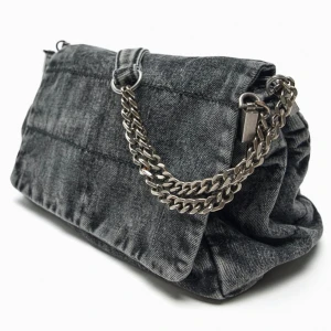 Handväska  - Supersnygg och rymlig ZARA väska som är slutsåld! Köpte i somras men har knappt kommit till användning så den är i nyskick🌟🌟🌟 ‼️Köparen står för frakt‼️