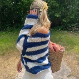 Anna olympia navy knit  - Läs bio innan du skriver! Säljer världens snyggaste stickade tröja!🥂Anna Olympia navy knit från design by si💗Använd två gånger och älskar den men köpte tyvärr fel storlek så därför säljer jag💗Så gosig och perfekt nu till våren!💗