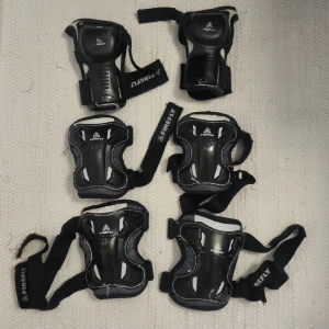 Skateboardsskydd för barn - Knäskydd, armbågsskydd och handledsskydd för barn stl L  Vid köp: Möts upp centralt i Stockholm