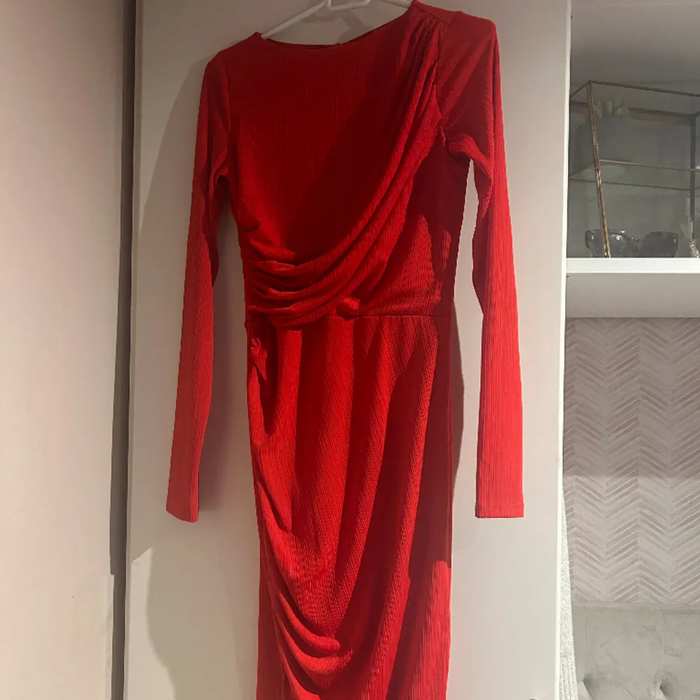 Röd klänning som passar bra till julen(som ny) . Klänningar.