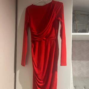 Röd klänning som passar bra till julen(som ny) 