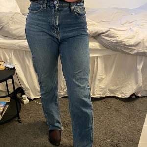 Säljer dessa snygga jeans från venderbys!😊 Storleken är M men passar även S, skriv privat för mer info☺️  