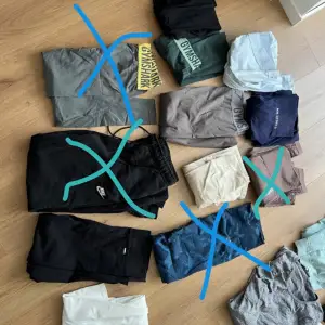 Träningstights,toppar,byxor och lite blandat. Alla olika märken. Gymshark, icaniwill, stronger, MM sports, Nike, adidas  Olika storlek från S till Xl 