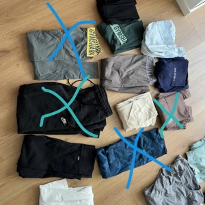 Träningskläder - Träningstights,toppar,byxor och lite blandat. Alla olika märken. Gymshark, icaniwill, stronger, MM sports, Nike, adidas  Olika storlek från S till Xl 