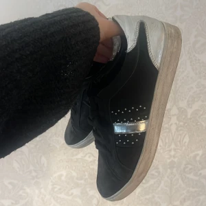 Sneakers  - Storlek 40, skriv om ni har en fråga eller mer bilder 🤍