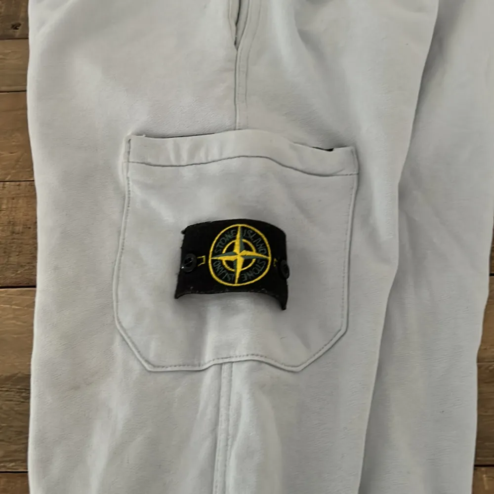 Säljer en stone island byxor,riktigt fin byxor för sommaren och de finns inte längre den här färgen.. Jeans & Byxor.