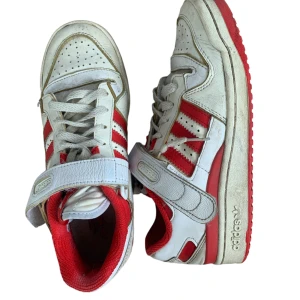 Adidas forum low - Ett par adidas forum low, använda men inga större defekter⭐️