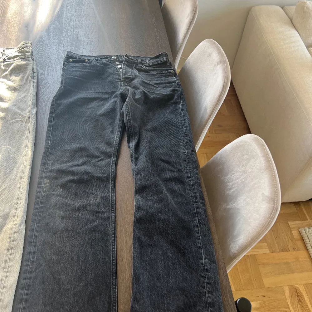 Säker mina hope jeans original pris 1800 kr men säljer för 800 priset kan diskuteras. Väldigt bra skick. Passar nån som är mellan 170/175 typ. Passformen är rush . Jeans & Byxor.