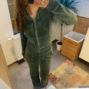 Juicy Couture sett - Säljer mitt juicy couture sett i färgen ”Dark Moss”. Köpt för ca 1,5 år sedan men kommer tyvärr inte till användning längre. Hoodien saknar ena ”aglet” på högersida men är annars i bra skick.🫶🏼🫶🏼
