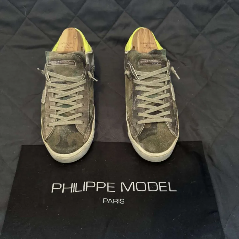Jag säljer ett par galet snygg trendig Phillip model skor! Säljer nu dessa för att jag inte längre har användning av dem. Skorna är i storlek 42 och är i skick 7/10, lådan ingår. Kan diskuteras pris vid snabb affär! Skriv för flera bilder. . Skor.