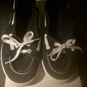 *NY*Mörkblå Seglarskor i Stl 36  - Nya oanvända Seglarskor i tjockare Canvas.   Förvarats i kartong så kan finnas ngn rynka men jämnar ut sig direkt på foten. 