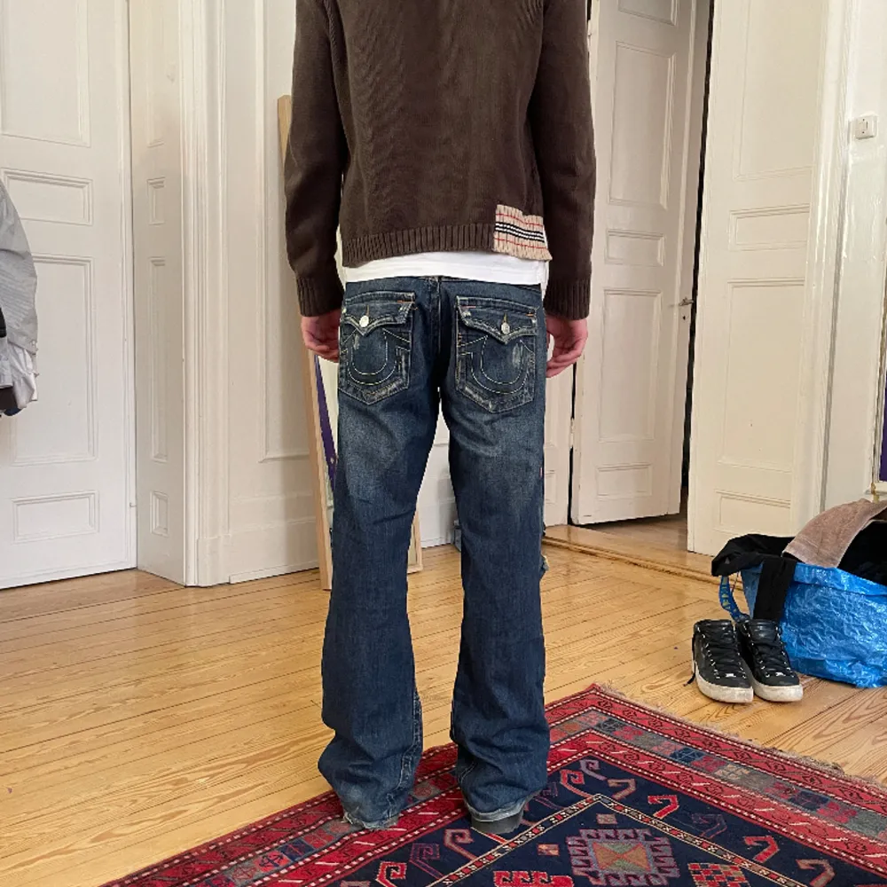 True religion jeans, knappen fattas tyvärr, går att lösa hos skräddaren för 100kr typ. Jeans & Byxor.