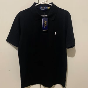 POLO RALPH LAUREN Slim Fit Polo Black - Hej säljer polo pike som jag inte använder fick den i present. Endast testad, fint sick  Kan fraktas vid behov 
