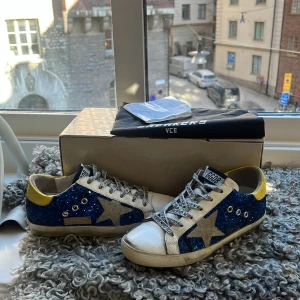 Golden goose skor  - Säljer nu mina supersnygga golden goose skor,köpta i december🩷skorna har få slitningar,lite crease framme vid tån och lite glitter ramlat av men det är inget som man tänker på, överlag är dom superfina! Kvitto,dustbag och box medföljer🩷