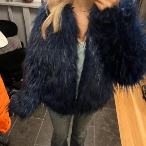 En skön blå pälsjacka  - Jackan är i god skick