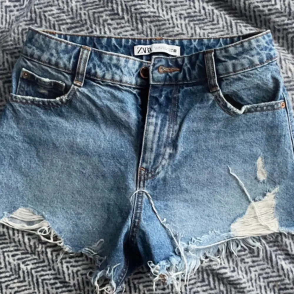 Jeansshorts från zara med medelhög midja 💙💙bra skick 🌟. Shorts.