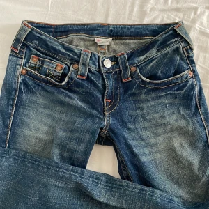 True religion jeans  - Säljer mina true religion jeans eftersom jag tycker dom är för stora på mig!💝 bra skick använda få gånger, priset kan diskuteras vid snabb affär 🫰🏼