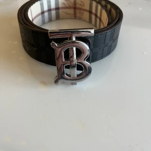 Burberry bälte  - Hej, säljer ett burberry bälte då jag inte använder de, priset är inte hugget och kan frakta även mötas
