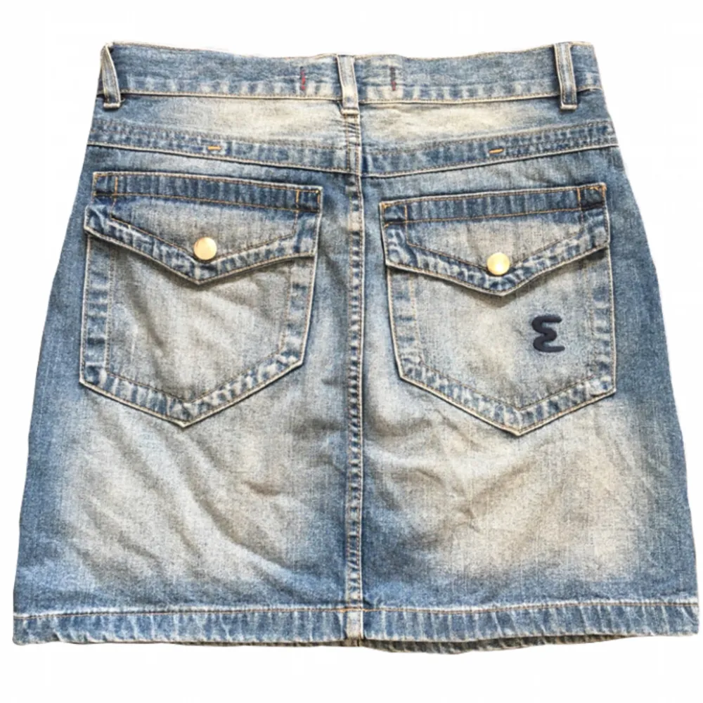 Vintage kjol med coola fickor i bak från märket ”Esteem” 100% bomull, Midjemått 78cm Längd 42cm . Kjolar.