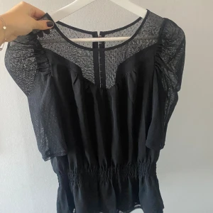 Superfin spets blus - Säljer denna super söta svarta topp med många fina detaljer. Sitter väldigt figursytt. Vet ej vart den kommer ifrån men bra kvalitet! Skulle säga att den passar mig perfekt som har storlek Small (36) men passar såklart lite större o mindre!🤍🩷