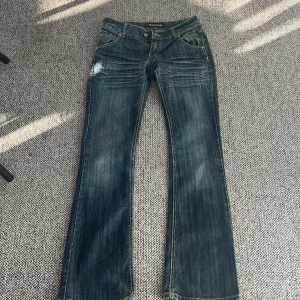 Lågmidjade botcut jeans - Detta är ett par lågmidjade botcut jeans.Skit snygga och köpta i pålen och går ej att köpa i Sverige.Är som en 158-164 i storlek💕💕