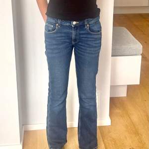 Fina lågmidjade jeans från Gina tricot. Storlek 152 nypris 299