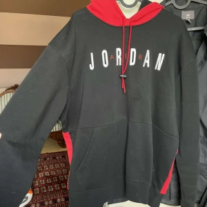 Hoodie - Säljer denna jordan hoodien då den typ aldrig kommit till användning, använts kanske 2 gånger. 10/10 skick. Storlek L. Skriv för fler bilder eller om du har funderingar. Pris kan diskuteras 