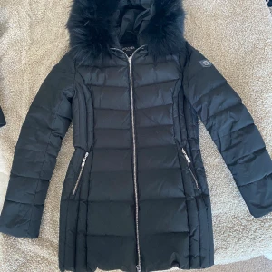 Hollies jacka  - Säljer denna otroligt fina Hollies jacka med jättefin passform. Säljes pga att den inte används. Inga fläckar eller märken. Strl 40 men passar en 38 utan problem. Har ej kvitto kvar