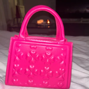 💗Rosa mini bag💗 - En rosa mini bag från shein som inte kommer till användning längre. Det ingår också ett axelband till väskan💗