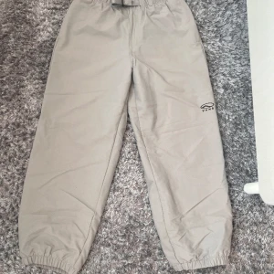 Vans Snowboardbyxa - Säljer ett par snowboardbyxor ifrån Vans då de inte kommer till användning. Paret är grå och i storlek M (passar till S). Använd fåtal gånger och i väldigt bra skick. Köpta för 1249kr, mitt pris: 300kr. Hör av er vid funderingar! 🏂❄️