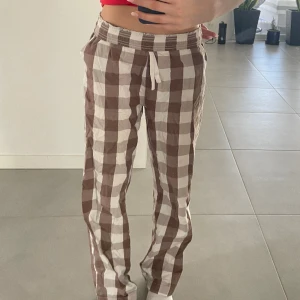 Pyjamas byxor  - Brunrutiga pj byxor jätte skönt material OBS! Strycker det innan jag skickar 