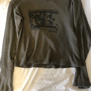 Brandy radio silence tröja grön - Fin tröja från brandy Melville som saknar tecken på användning och passar xs,s och m! Säljer eftersom den inte kommit till användning, pris kan diskuteras vid en snabb affär. Väldigt skön! 