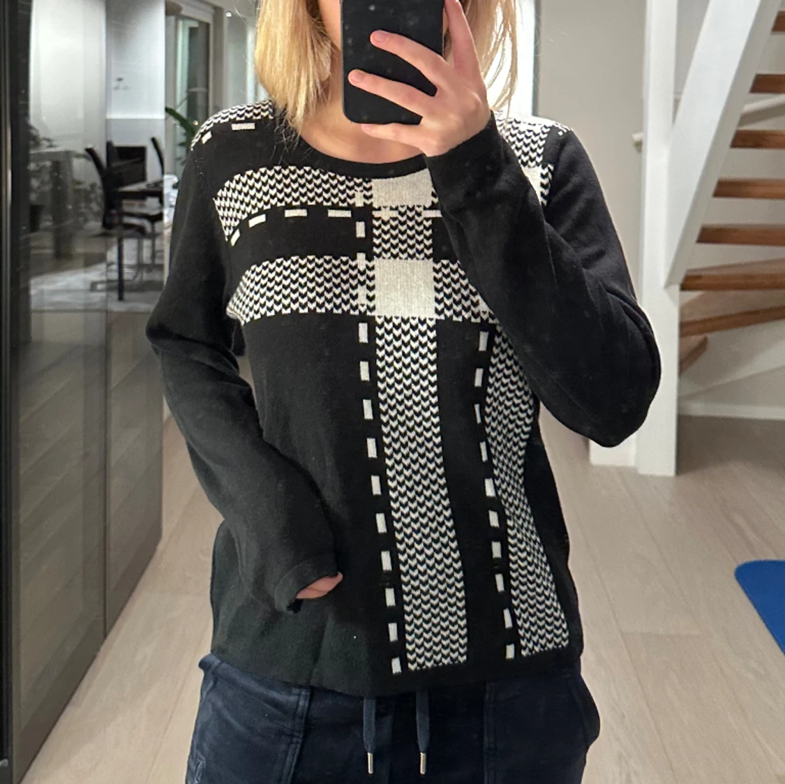 Stickad tröja svartvit