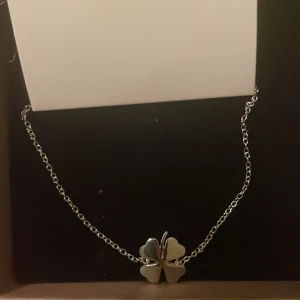 Armband med fyrklöver  - Helt oanvänt armband från Edblad! 