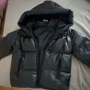 En svart hel ny puffer jacket, i storlek S men passar även som en M skulle jag säga, säljer eftersom de är ej min stil längre.