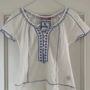 Vit blus - En Mama Mia inspirerad blus som är super fin. Kommer inte till användning, vilket är synd. Förra ägarens bilder. Hör av er med frågor eller tryck köp nu💙💙