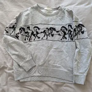 Gray sweatshirt with black motives. I used it occasionally. It's in very good condition. 95%cotton, 5%viscose.