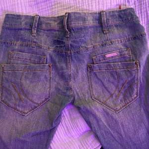 Jättesnygga ljusblå y2k jeans med lite rosa detaljer, 💗