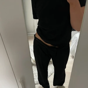 Kostymbyxor  - Säljer kostymbyxor från Bershka, super sköna och super snygga! Har vikt ner kanten för att få lite mer lågmidjat/midrise och dom är perfekta för mig som är 175😊