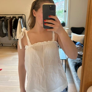 Blus - Vit blus som passar perfekt till sommarn, använd fåtal gånger