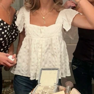 Vit topp  - Säljer denna så söta och somriga topp! Kommer inte till användning längre💞 (lånade bilder)