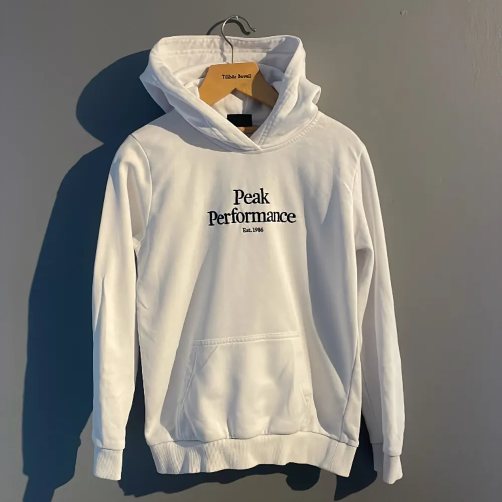 Säljer en ny peak performance hoodie, skick 9,5/10 Nypris ca 500kr Mitt pris: 189kr Skriv vid mer bilder eller frågor Mvh Erik. Hoodies.