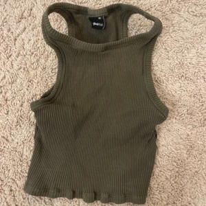Grön tank top, GinaTricot - Säljer denna då den är för liten!   Använd fåtal gånger men i bra bra skick🫶🏼