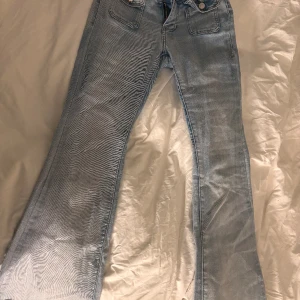 Lågmidjade jeans  - Jättefina Lågmidjade bootcutjeans som jag säljer nu för att dem tyvärr inte blir använda så mycket. Endast använda ett fåtal gånger så dem är som nya💕